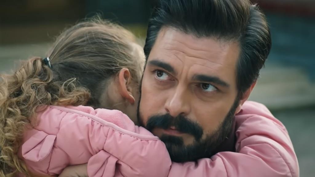 Kadr z 375. odcinka serialu "Dziedzictwo": Wzruszona Melek przytula Yamana, dziękując mu za okazaną pomoc.