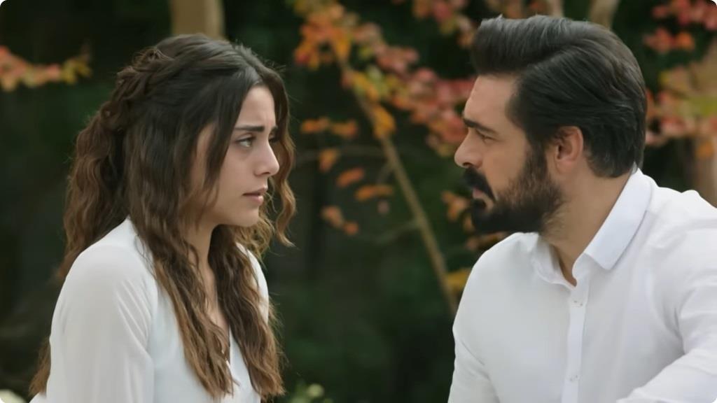 Kadr z 379. odcinka serialu "Dziedzictwo". Scena ze snu Yamana. W kadrze widzimy jego oraz Seher, oboje ubranych na biało, wpatrzonych w siebie z wyrazem głębokiego zrozumienia i miłości.