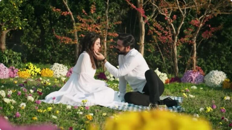 Kadr z 380. odcinka serialu "Dziedzictwo". Yaman i Seher siedzą na kocu położonym na kwiecistej polanie.