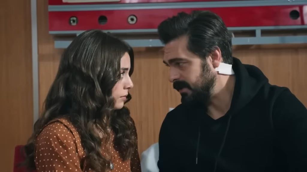 Kadr z 384. odcinka "Dziedzictwa". Yaman chce usłyszeć, jak Seher mówi, że go kocha.