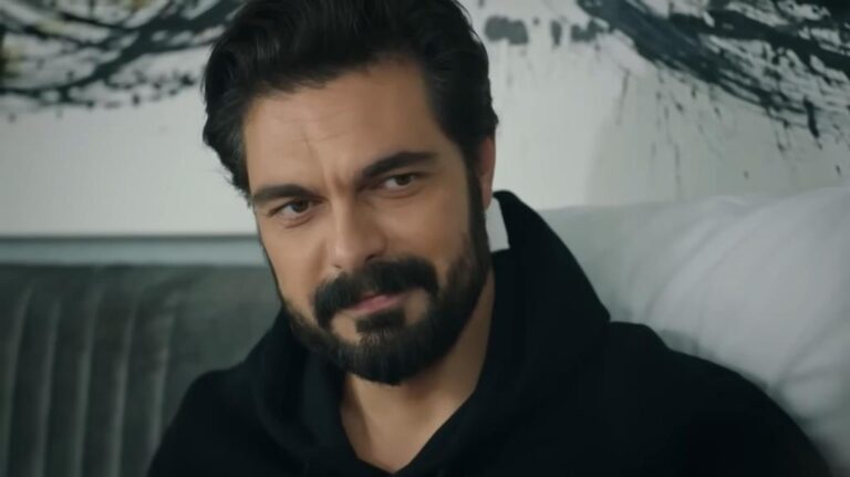 Yaman uśmiecha się, będąc w domu, wśród bliskich.