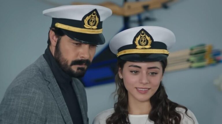 Kadr z 393 odcinka serialu "Dziedzictwo". Yaman i Seher w kapeluszach marynarskich.