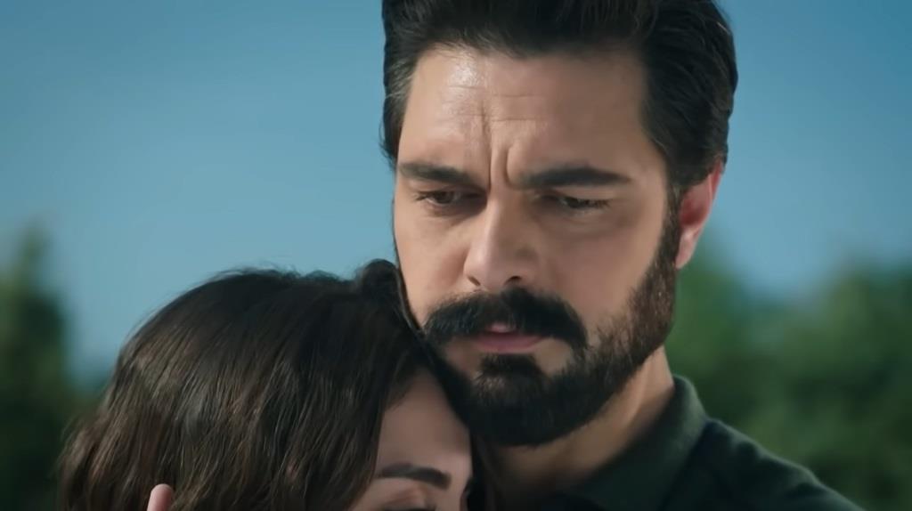 Kadr z 402. odcinka. Yaman tuli Seher.