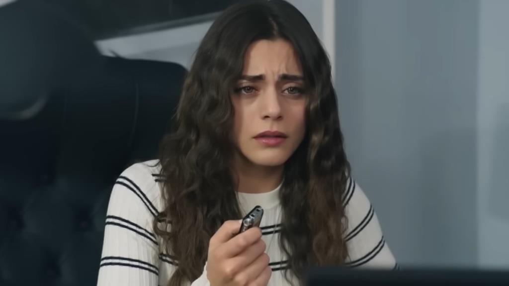 Kadr z 404. odcinka serialu tureckiego "Dziedzictwo". Seher odsłuchuje nagranie Yamana.