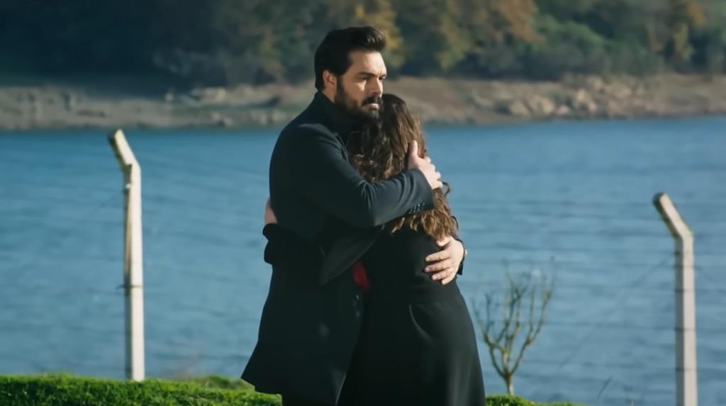 Kadr z 411. odcinka "Dziedzictwa". Seher mówi Yamanowi o wypadku Zekiego. Mężczyzna obejmuje ją.