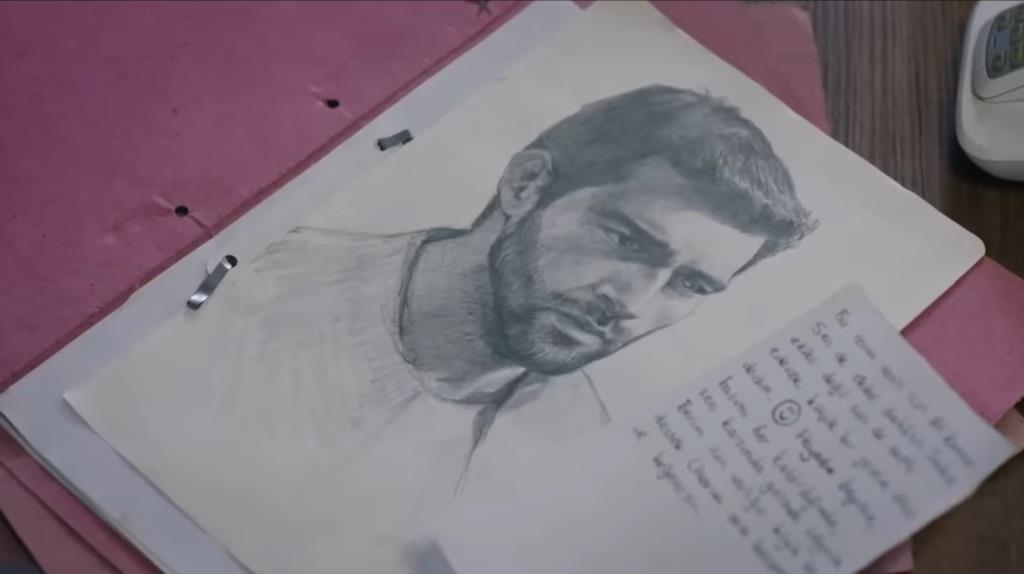 Kadr z 420. odcinka serialu "Dziedzictwo". Portret komisarza narysowany przez Duygu.