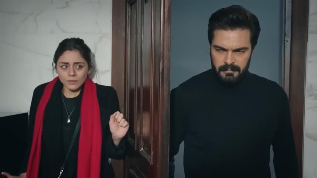 Seher przywiera do ściany, próbując ukryć się przed Yamanem.