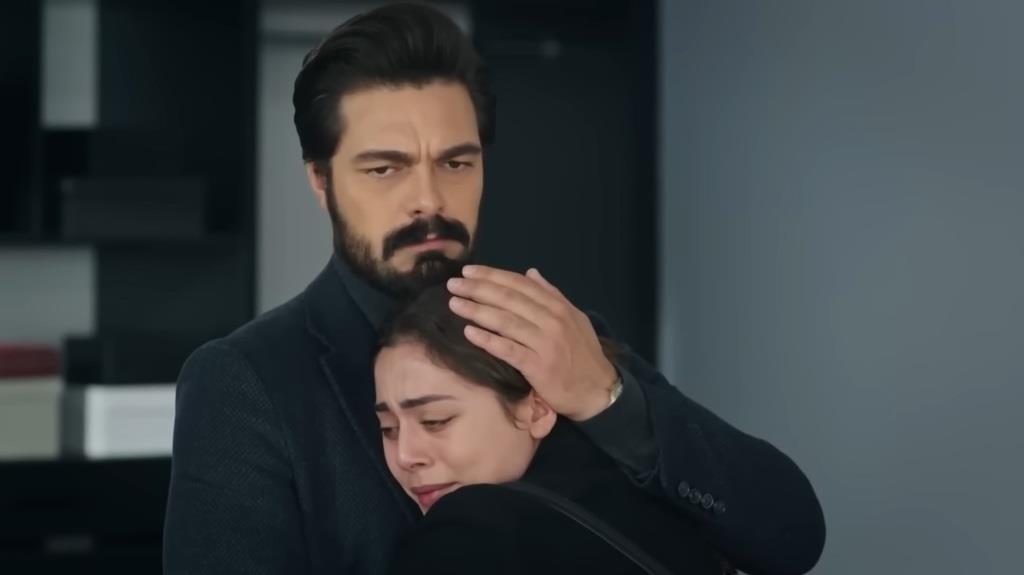 Kadr z 436. odcinka "Dziedzictwa". Yaman obejmuje żonę. Znowu są razem.