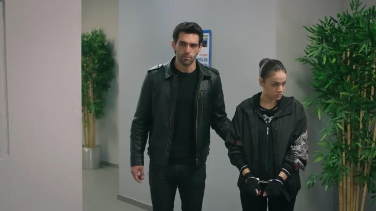 Ali prowadzi skutą Yasemin.