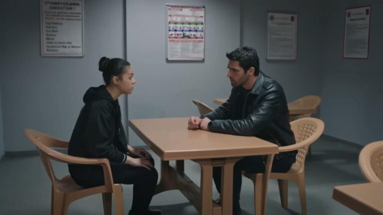 Ali rozmawia z Yasemin w pokoju widzeń.