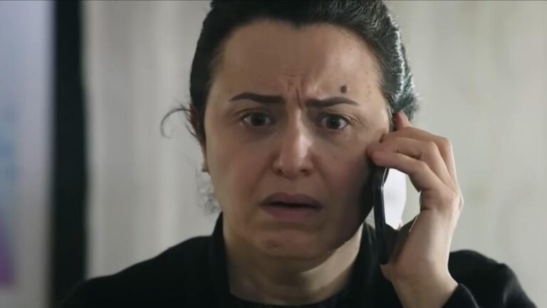 Selma trzyma telefon przy uchu. Ma przerażoną minę.
