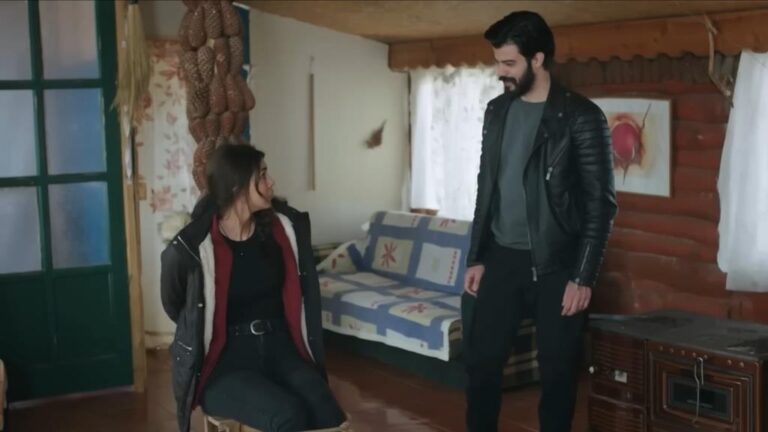 Duygu jest przywiązana do krzesła. Volkan stoi obok niej.