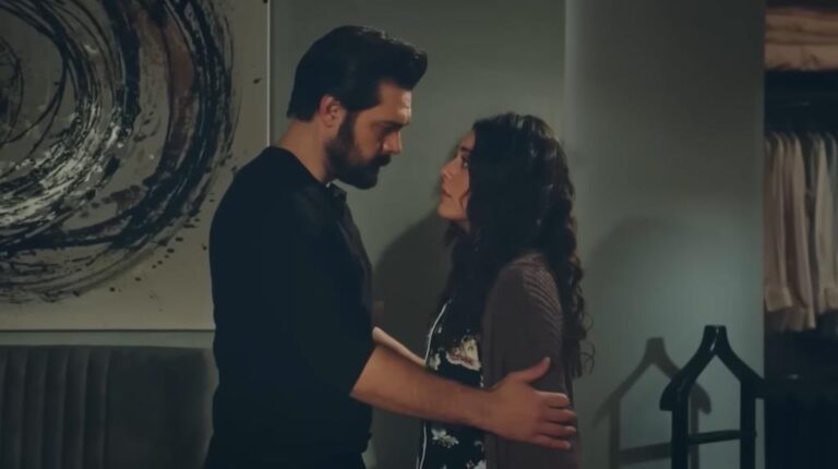 Yaman obejmuje ramiona Seher i wpatruje się jej w oczy.