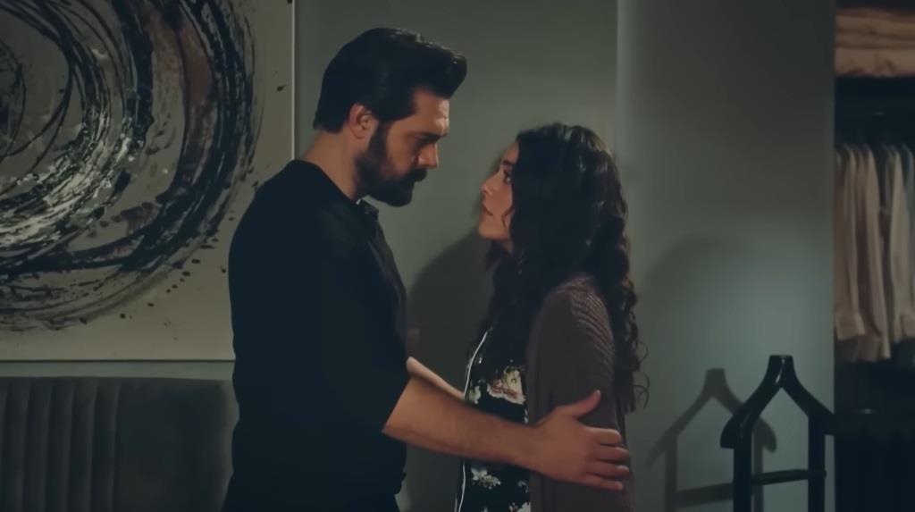 Yaman obejmuje ramiona Seher i wpatruje się jej w oczy.