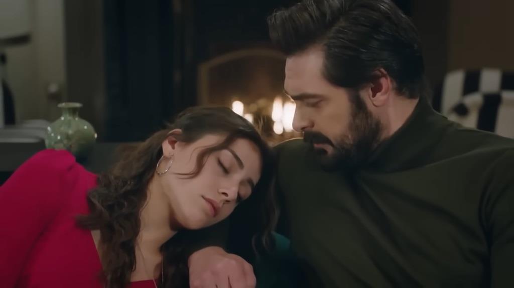 Seher zasnęła, a Yaman przygląda się jej.