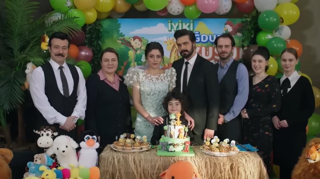 Wspólne zdjęcie domowników podczas urodzin Yusufa.