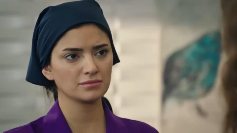 Zuhal jako sprzątaczka w klinice doktora Aziza.