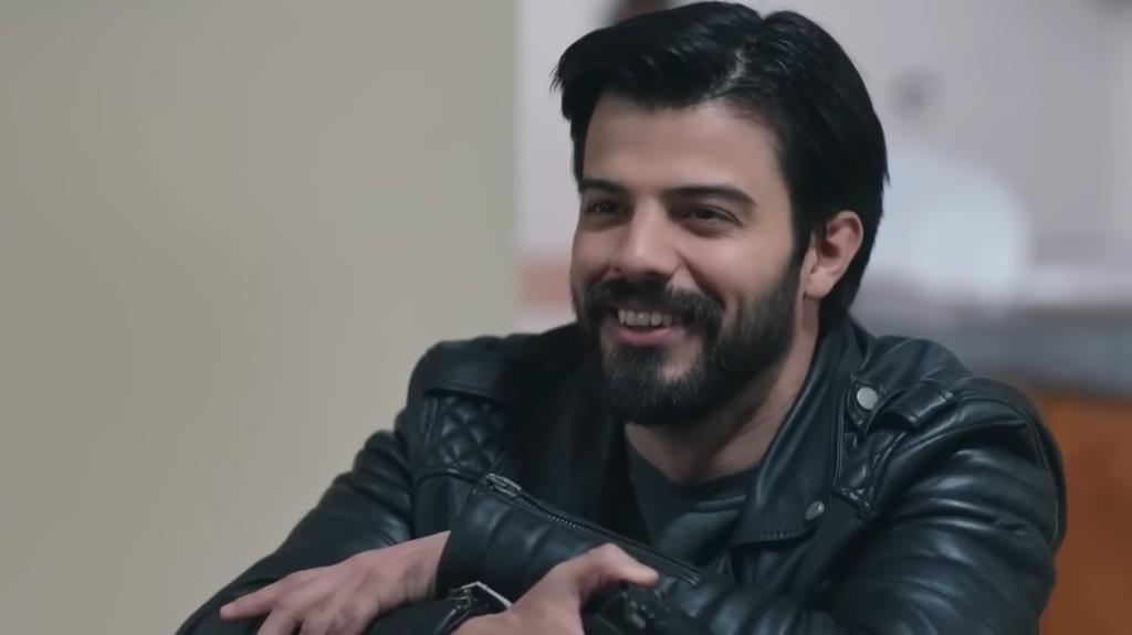 Volkan śmieje się szaleńczo.