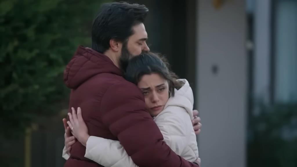 Yaman przytula Seher.