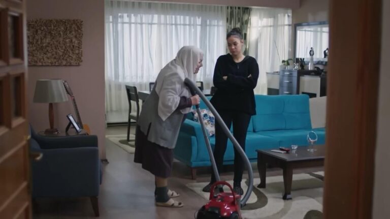 Sultan zagania Yasemin do prac domowych.