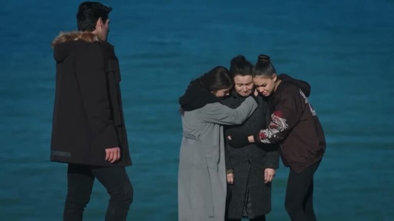 Duygu i Yasemin obejmują Semrę. Obok nich stoi Ali. W tle widać morze.