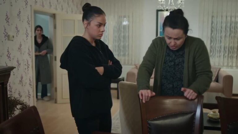 Yasemin i Semra rozmawiają w pokoju. Nie widzą stojącej w wejściu do pomieszczenia Duygu.