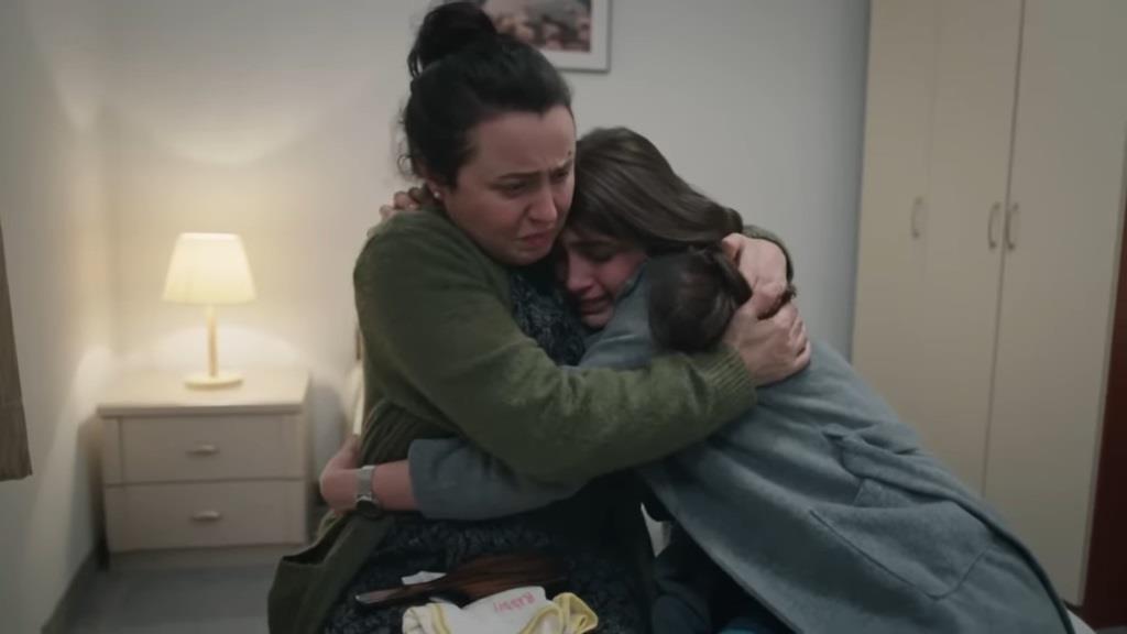 Semra i Duygu obejmują się. Obie są wzruszone.