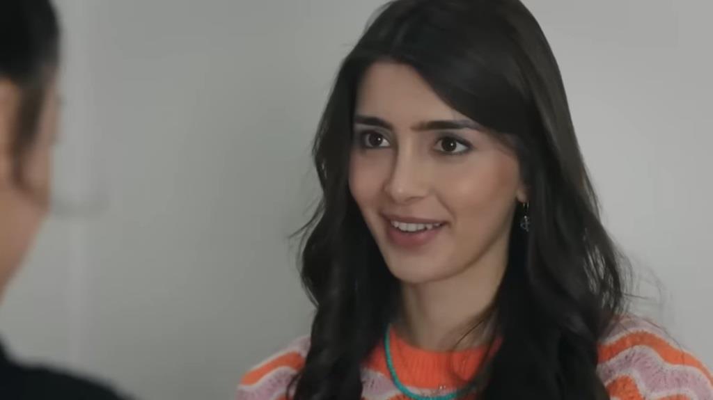 Duygu uśmiecha się.