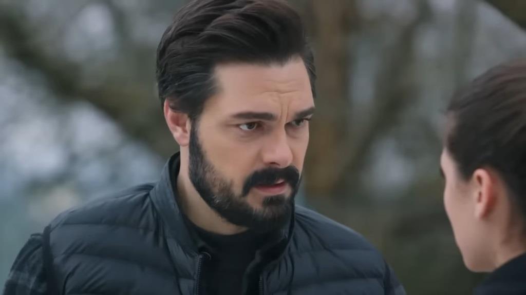 Yaman podczas rozmowy z Seher w 515. odcinku serialu "Dziedzictwo".
