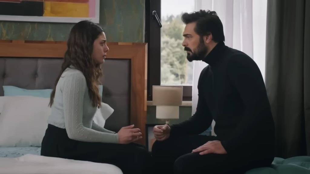 Scena w pokoju. Yaman rozmawia z Seher, siedząc naprzeciwko niej.
