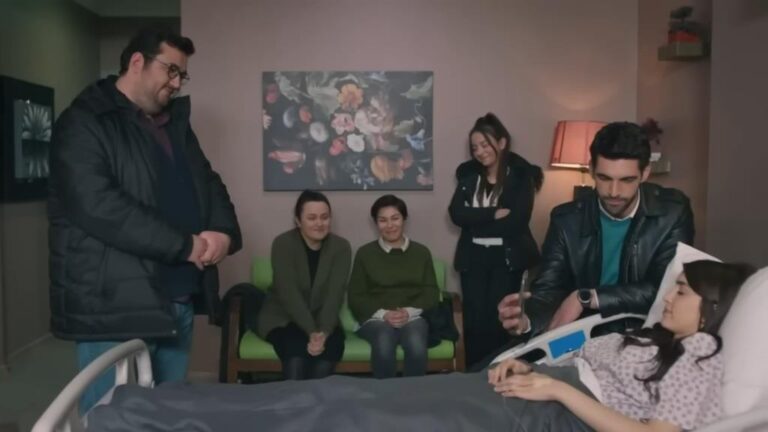 Bliscy odwiedzają Duygu w szpitalu. Kobieta jest przytomna, a Ali pokazuje jej coś na telefonie.