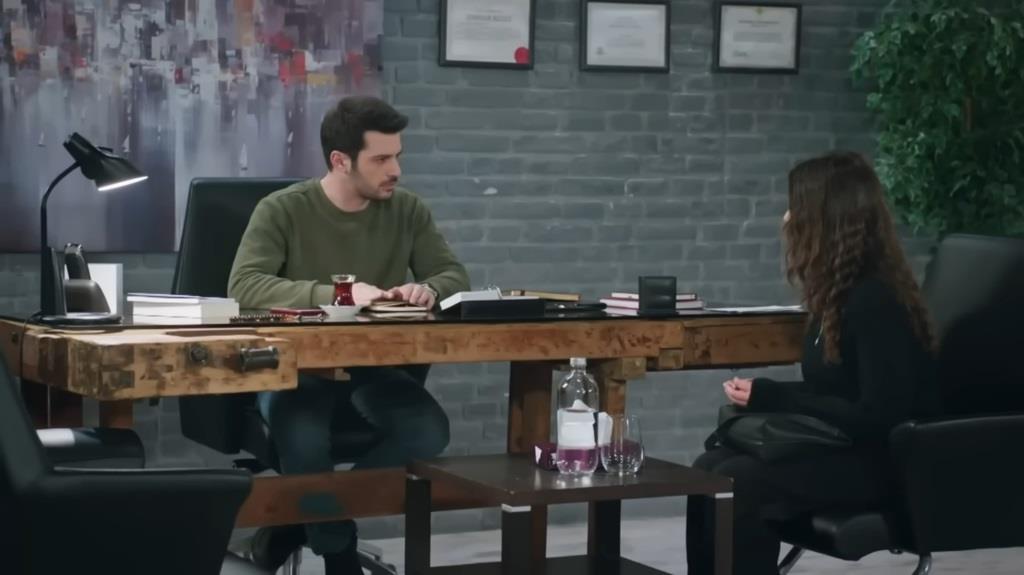Seher rozmawia z Azizem w jego klinice.