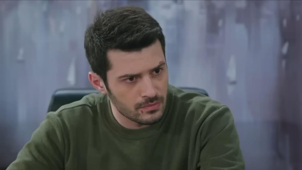 Aziz patrzy z napięciem.