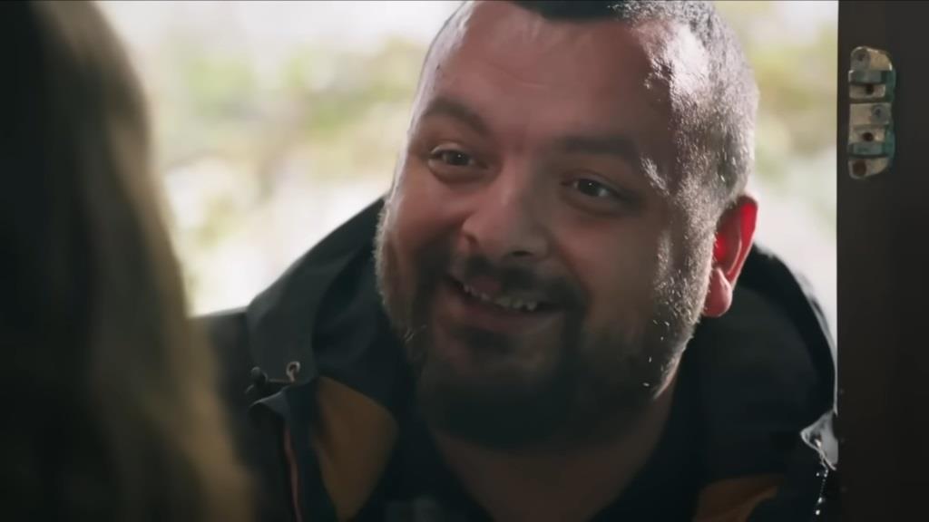 Sąsiad Seher o niezrównoważonym spojrzeniu.