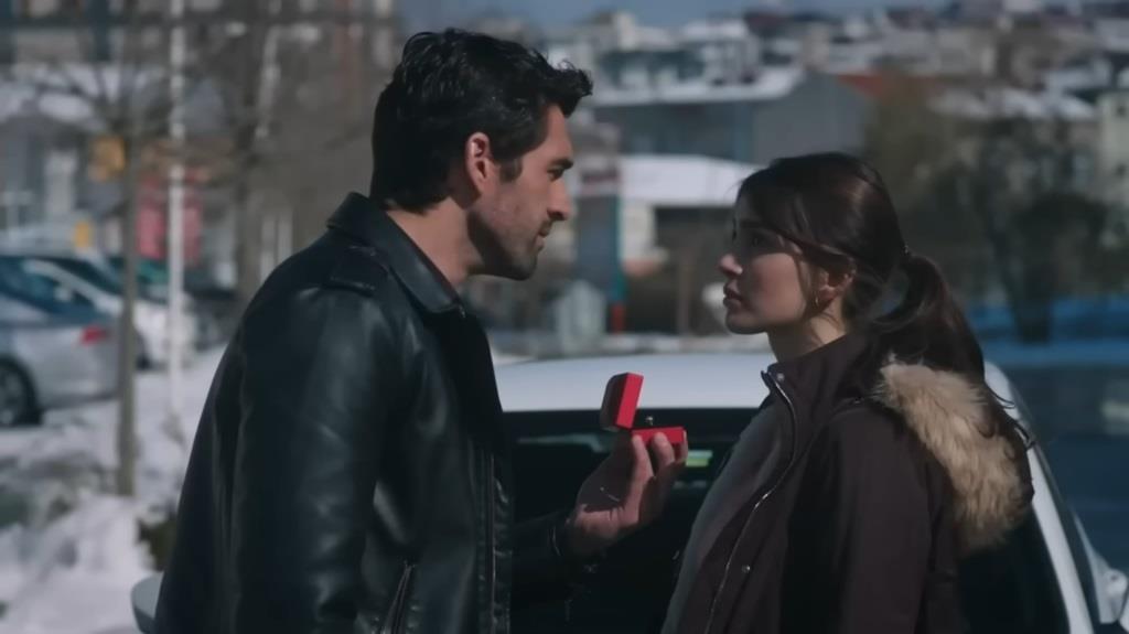 Ali oświadcza się Duygu.