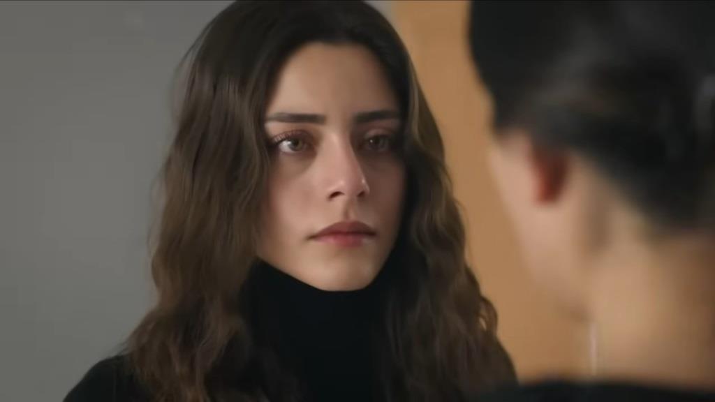 Seher patrzy w oczy Zuhal, doskonale wiedząc, kogo ma przed sobą.