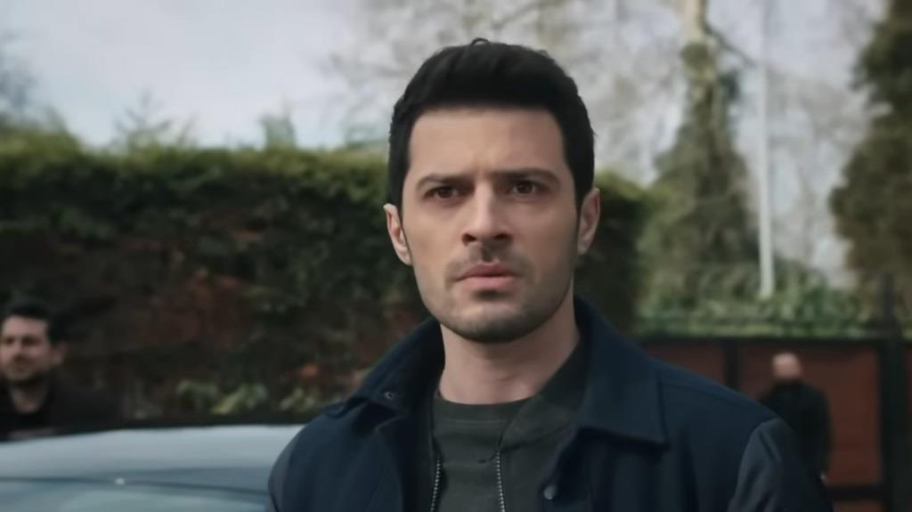 Aziz wraca do miejsca, do którego nigdy nie chciał powrócić.