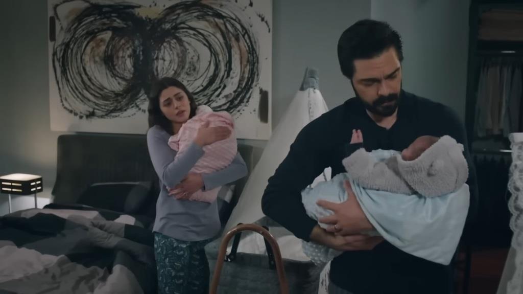 Seher i Yaman trzymają niemowlęta na rękach.