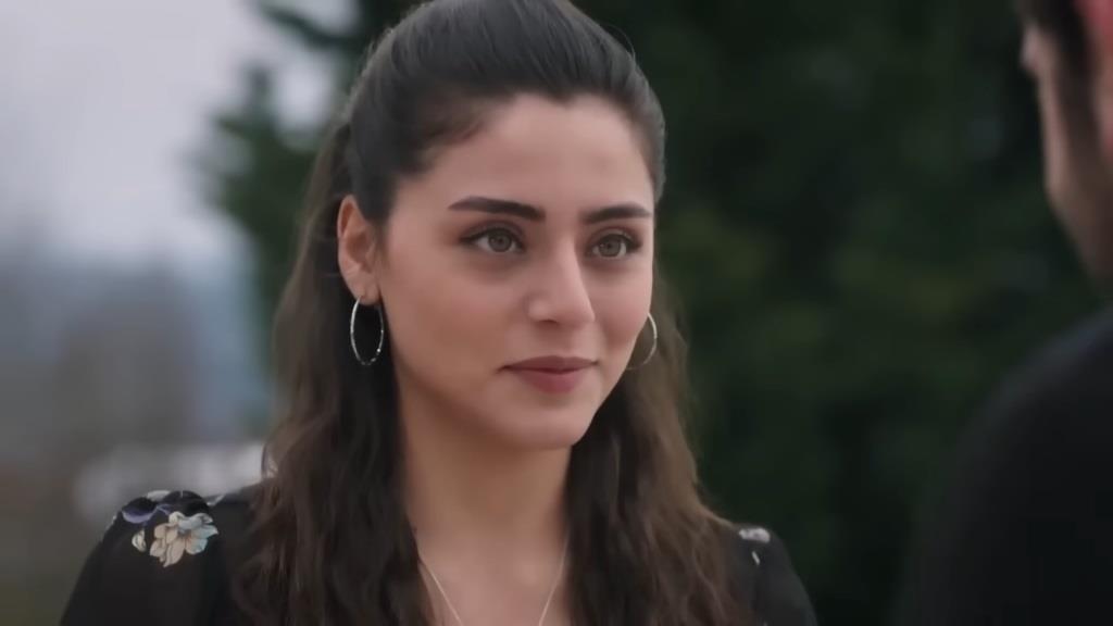 Seher uśmiecha się podczas rozmowy z Ziyą.