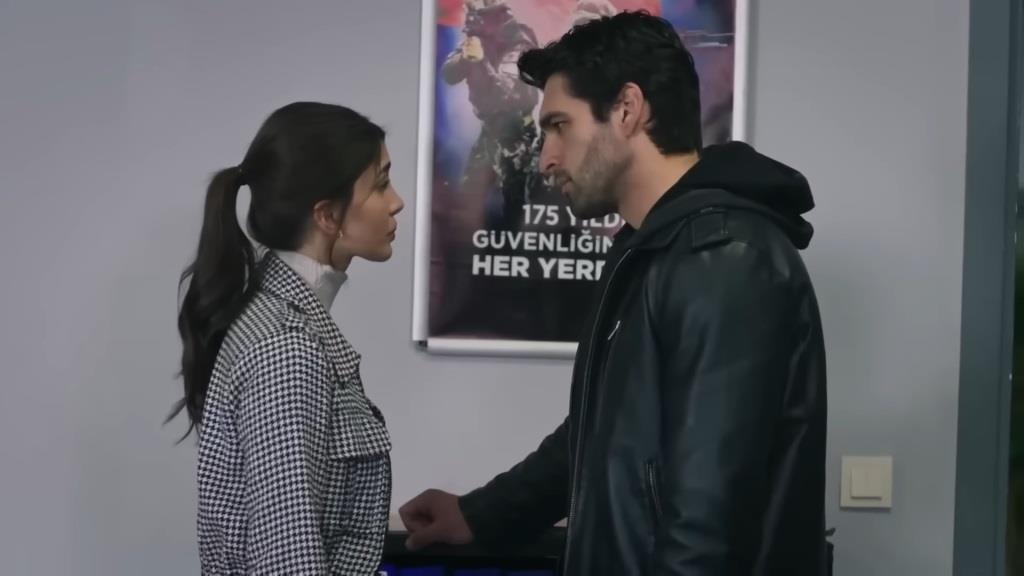 Ali próbuje przeprosić Duygu, ale ona odwraca głowę.