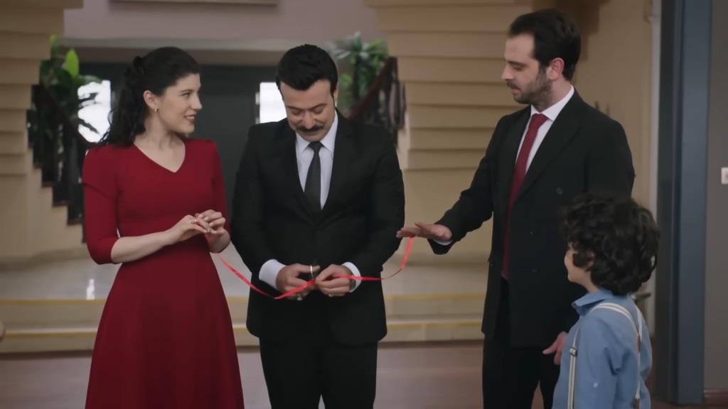 Cenger przecina wstążkę łączącą obrączki Ziyi i Cicek.