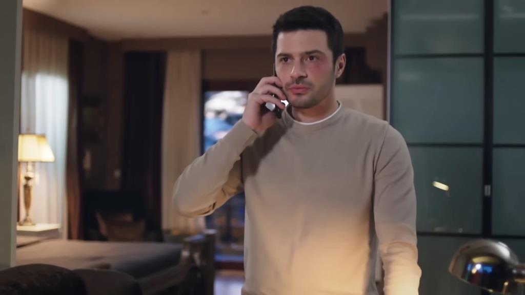 Aziz rozmawia przez telefon.