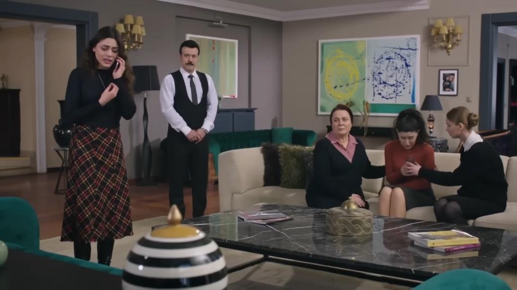 Cicek jest zrozpaczona. Adalet i Neslihan starają się ją podnieść na duchu. Spanikowana Seher prowadzi rozmowę telefoniczną.