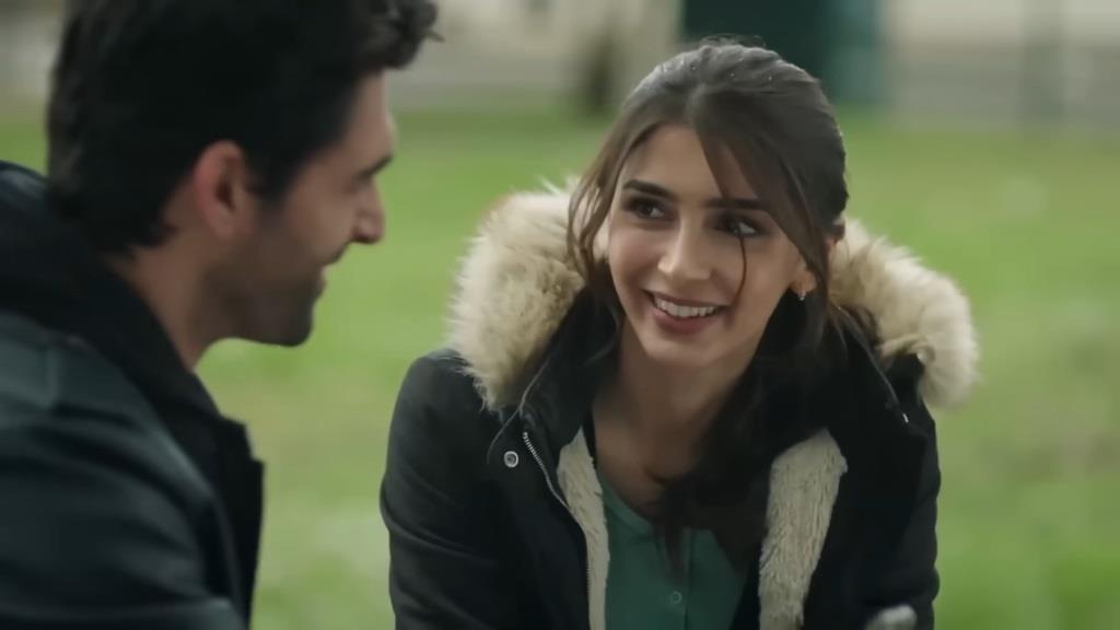 Ali i Duygu są roześmiani.