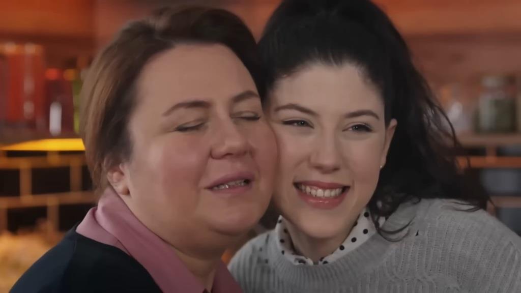 Adalet i Cicek. Przytulają do siebie swoje policzki. Są szczęśliwe.