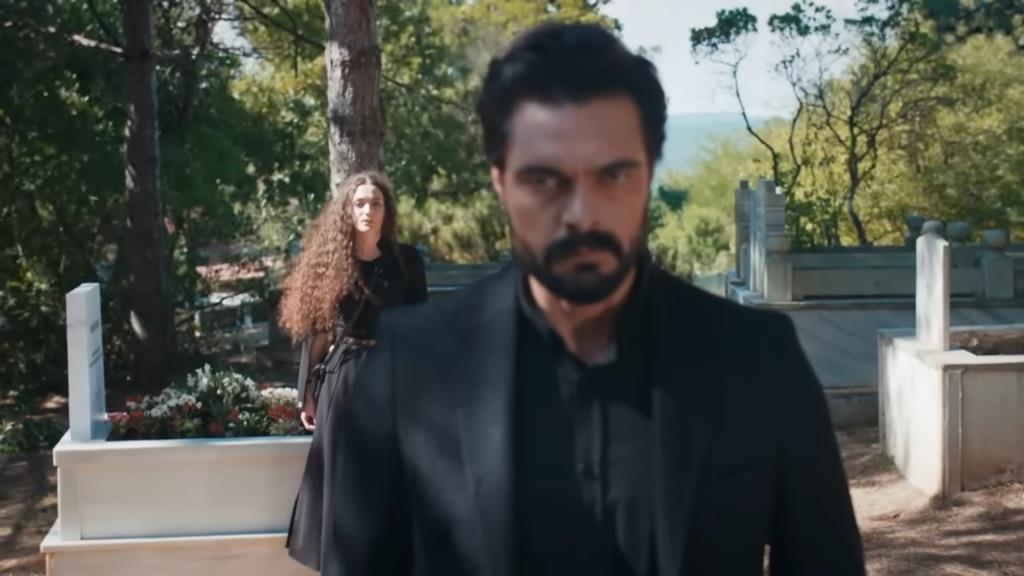 Kadr na cmentarzu. Yaman odchodzi, a Nana patrzy za nim.
