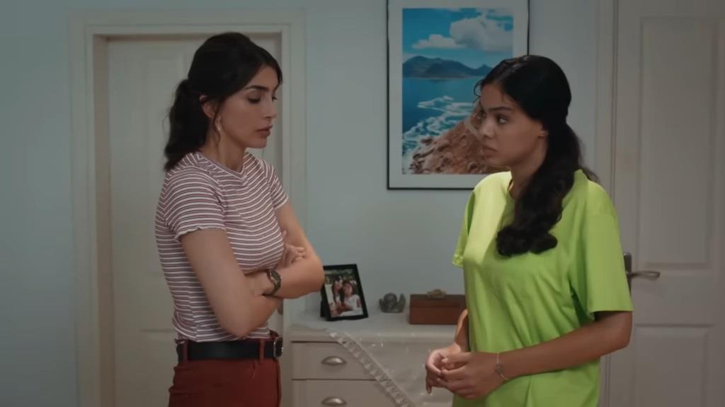 Duygu rozmawia z siostrą, Yasemin.