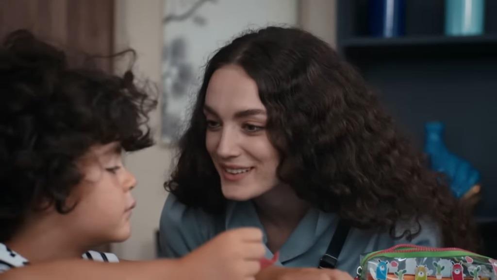 Nana stara się poprawić nastrój Yusufa.