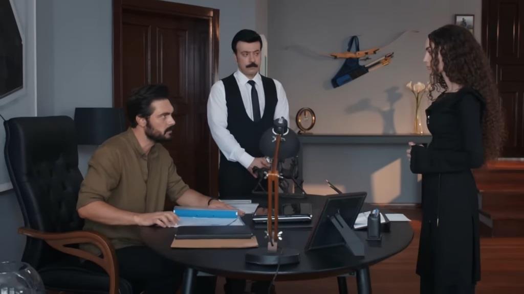 Yaman, Cenger i Nana w gabinecie.
