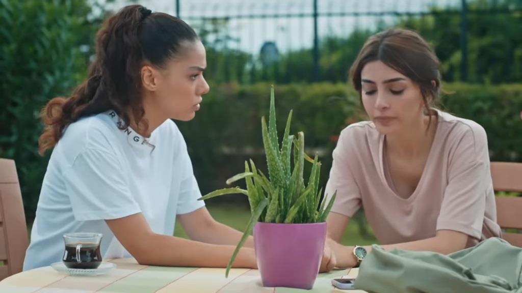 Yasemin i Duygu podczas szczerej rozmowy w ogrodzie.